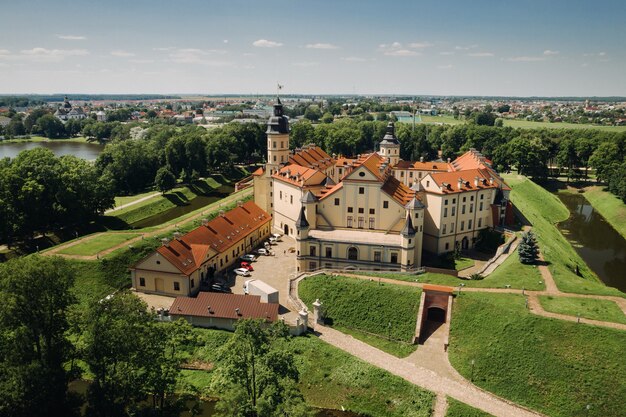 Summer Nesvizh Castle en la ciudad de Nesvizh.Belarus