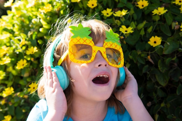 Summer Vibes Kind hört Musik Kind in verrückter Sonnenbrille glücklicher Junge in Partybrille