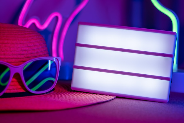 Summerblank, caixa luz, ligado, chapéu, com, óculos de sol refection neon, luz rosa, e, azul verde, luz, ligado, tabela