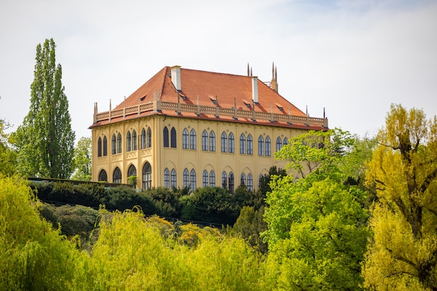 Summerhouse do governador no parque Stromovka ou biblioteca do Museu Nacional em Praga, República Tcheca