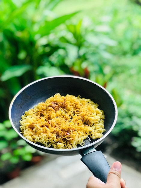 Sumptuosos fideos en la sartén hacia la naturaleza