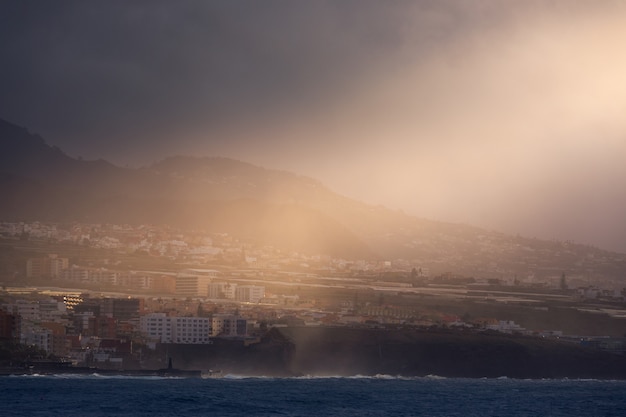 Sun-Donner in der Bajamar Stadt nahe bei Punta Hidalgo in Teneriffa, Kanarische Inseln, Spanien.