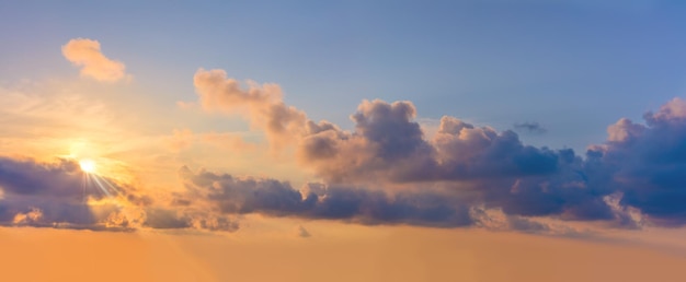 Sun Vista panorámica de Sunset Sunrise Sundown Sky con nubes coloridas largo panorama recortarlo
