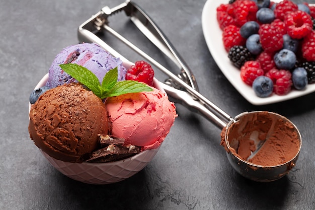 Sundae de helado de vainilla y chocolate con bayas