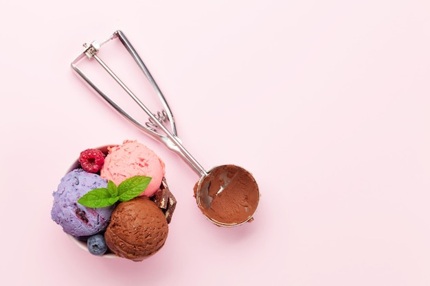 Sundae de helado de vainilla y chocolate con bayas