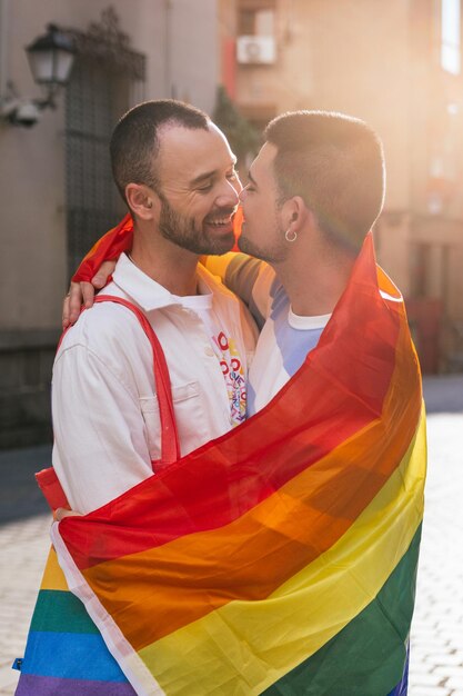 Foto sunkissed love gay friends abrazando el orgullo radiante en las calles soleadas de la ciudad al atardecer