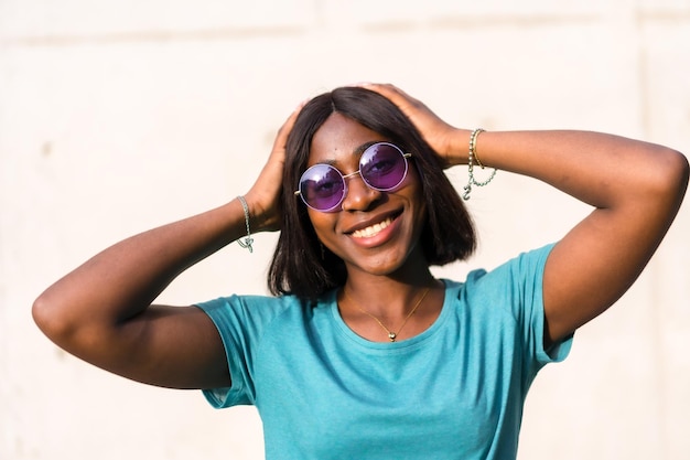 Sunkissed Summer Vibes Porträt einer schwarzen Touristin in grünem T-Shirt und Sonnenbrille