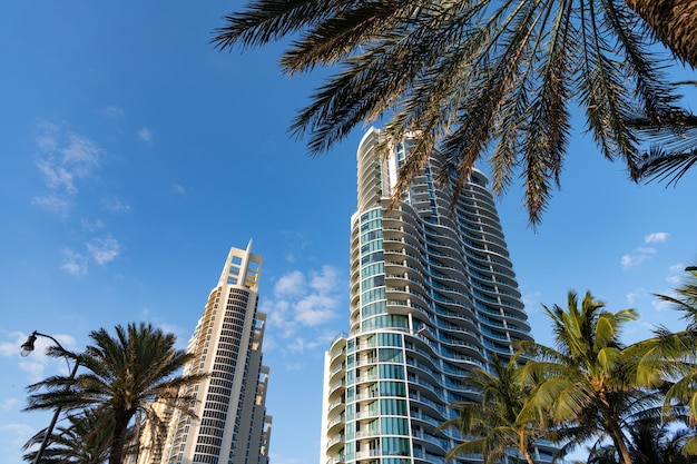 Sunny Isles Beach Miami Florida EE.UU. 24 de marzo de 2021 Chateau Beach Residence Building ángulo bajo