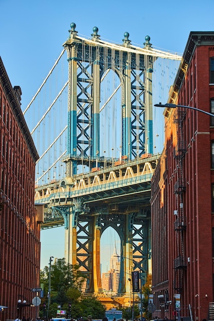 Sunny Manhattan Bridge desde Brooklyn New York City entre dos edificios de ladrillo