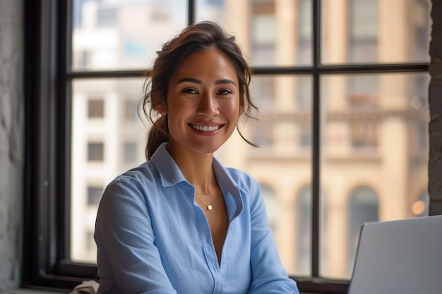 Sunny Office Serenity Mujer profesional sonriendo en medio del trabajo