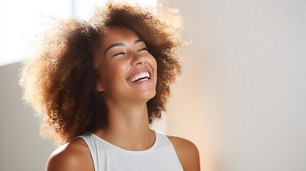 Foto sunny positivity individual sorridente em um fundo amarelo radiante