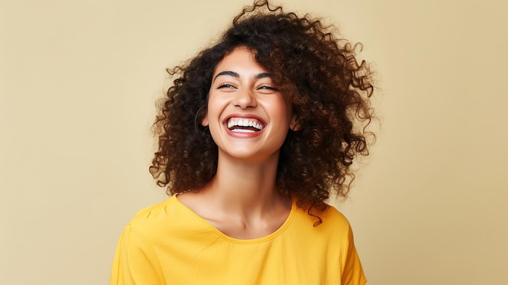 Foto sunny positivity individual sorridente em um fundo amarelo radiante
