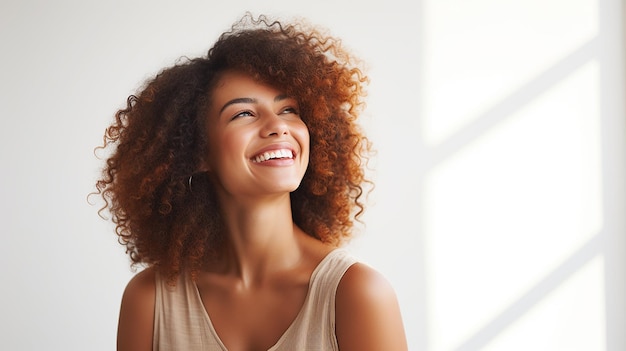 Foto sunny positivity individual sorridente em um fundo amarelo radiante