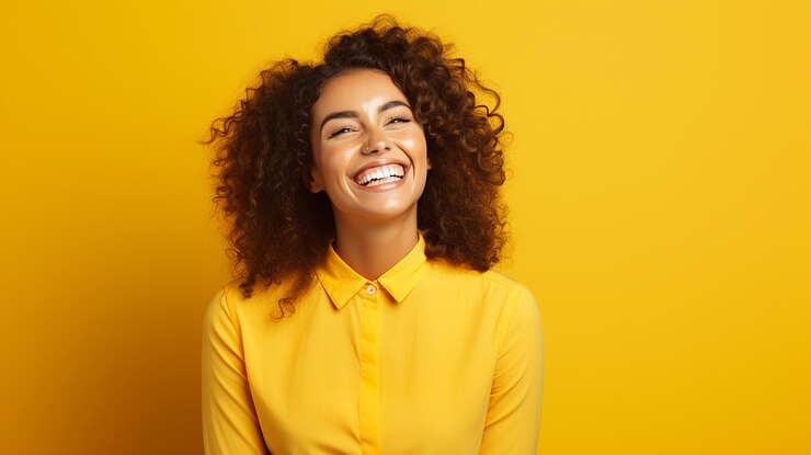 Foto sunny positivity individual sorridente em um fundo amarelo radiante