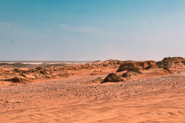 Foto sunny serenity paisaje rocoso y montañas en el desierto en una tarde tranquila