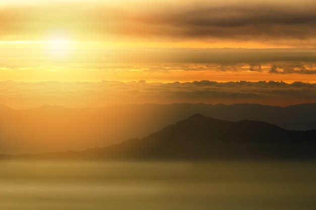 Sunriase mit Nebel, Nebel und Wolke bedecken den Berg im Morgengrauen