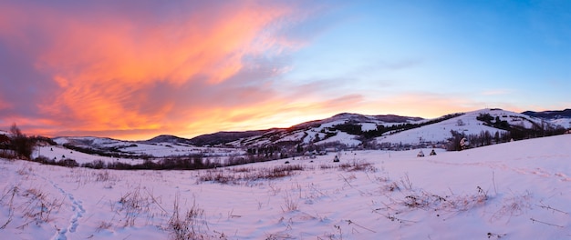 Sunrise Karpaten Winterlandschaft (Ukraine). Panorama.