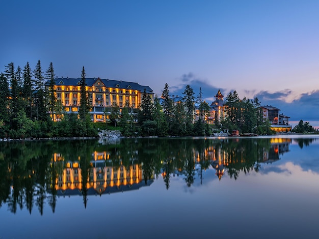 Sunsest sobre el lago de montaña Strbske Pleso en Eslovaquia