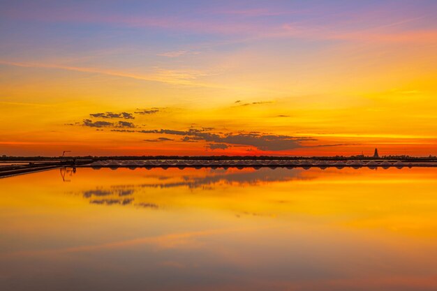 Sunset Salt Farming Naklua in den Küstenprovinzen Phetchaburi in Thailand Landschaft