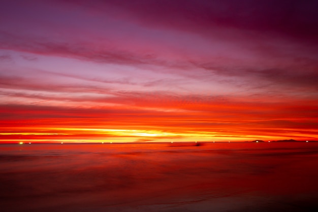 Sunset Sky en la playa en verano