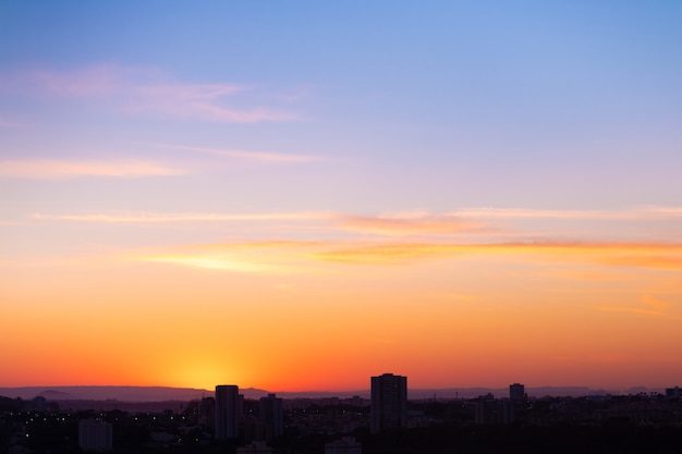 Sunset skyline building city no Brasil. Nublado colorido lindo dia de inverno. Espaço para texto.