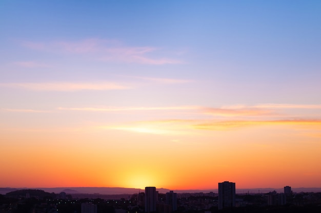 Sunset skyline building city no Brasil. Nublado colorido lindo dia de inverno. Espaço para texto.