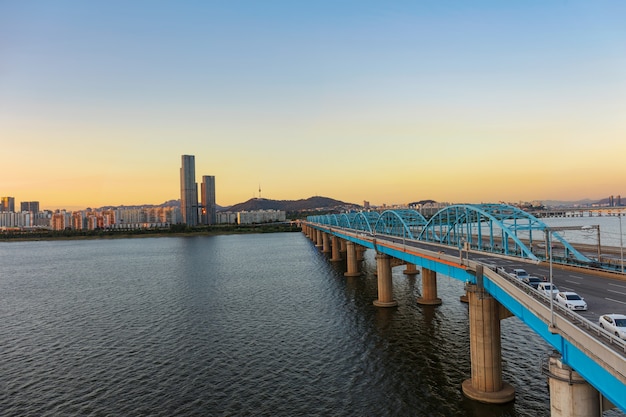 Sunset Skyline de la ciudad de Seúl y el río Han con la torre de Seúl en el puente Dongjak en Seúl, Corea del Sur