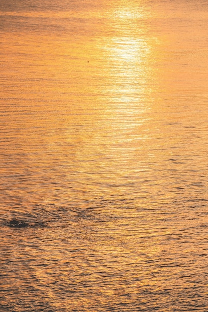 Sunset Wasser spiegeln Wellen bei Sonnenlicht Abstrakte goldene Reflexion über Wassersonnenuntergang