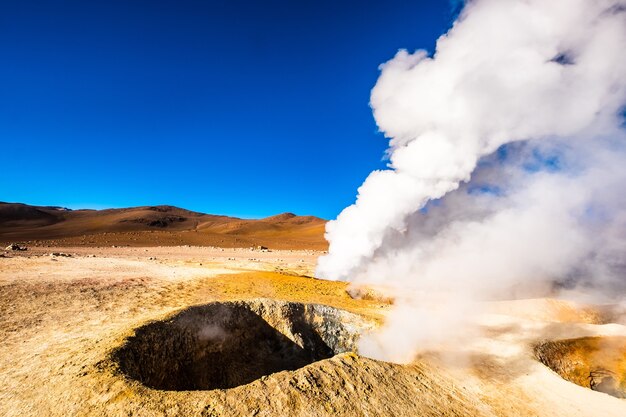 Sunshine felsiges dampfendes Geysirgebiet in Bolivien