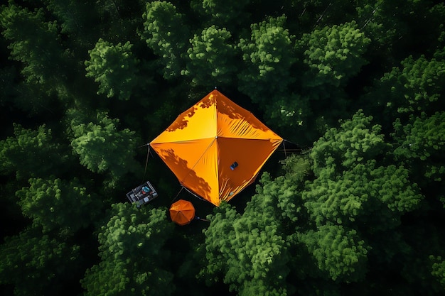 Sunshine Shelter Uma tenda amarela em meio ao dossel da floresta