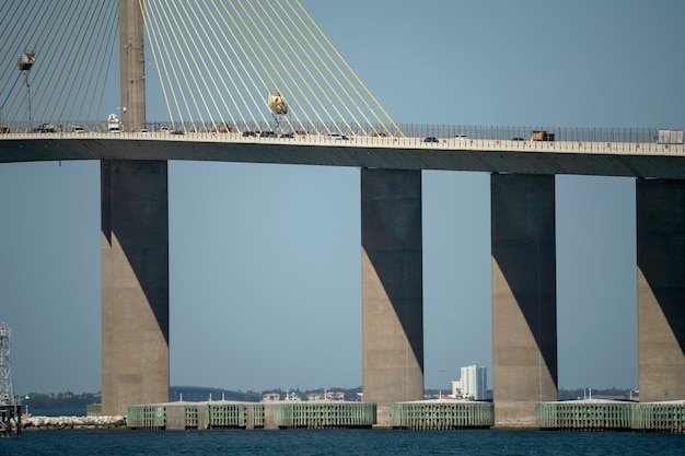 Sunshine Skyway Bridge sobre Tampa Bay, na Flórida, com tráfego em movimento Conceito de infraestrutura de transporte