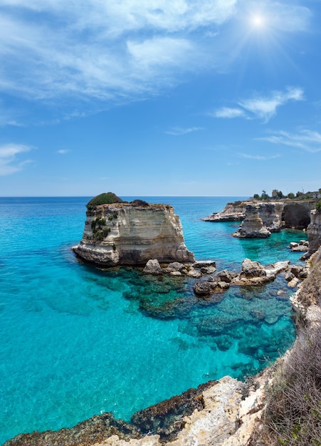 Sunshiny Faraglioni en Torre Sant Andrea Italia