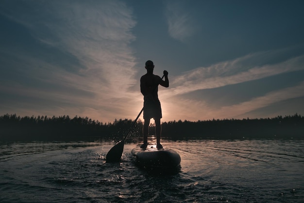 Sup ao pôr do sol esportes e estilo de vida saudável atividades aquáticas