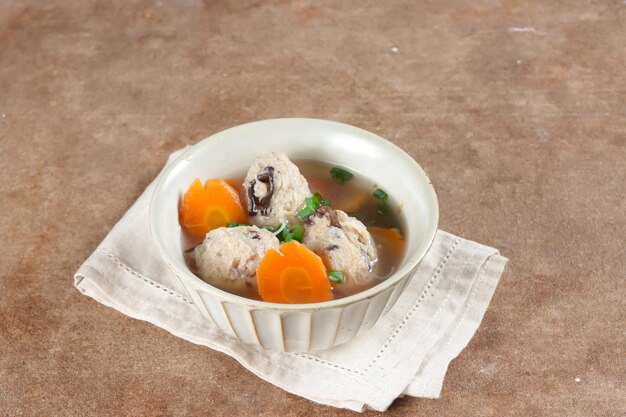 Sup Bakso Lohoa oder Bakso Rambutan sind Lohoa-Fleischbällchen aus Hackfleisch, Pilzen, Glasnudeln