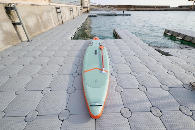 SUP-Board auf einem modularen Floating Docks System im Meer