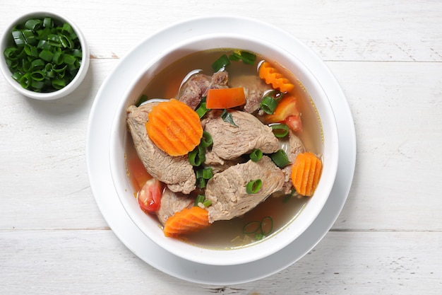 Sup daging klare Suppe mit Rindfleischscheiben und Gemüse Serviert in einer Schüssel