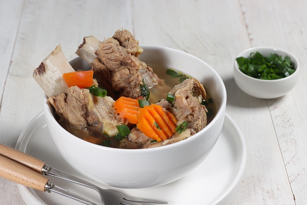 Sup Iga sapi é sopa de costela bovina Feita da mistura de costela bovina cenoura batata alho-poró e caldo