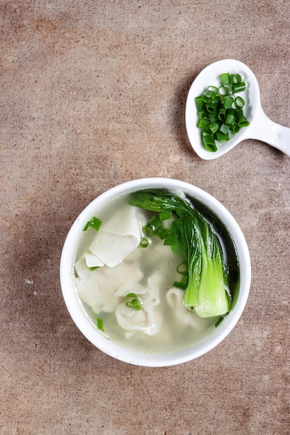 Sup pangsit o sopa wonton es una bola de masa wonton china en sopa clara