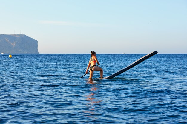 SUP Stand Up Surf chica con remo