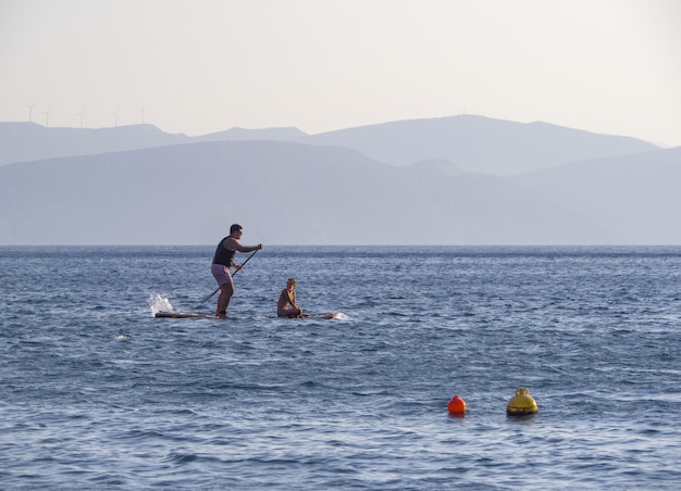SUP-Surfen bei Sonnenuntergang in der Ägäis in Griechenland