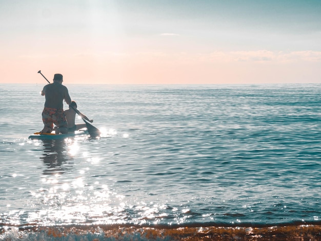 SUP-Surftraining Schwimmen im offenen Meer beim SAP-Surfen