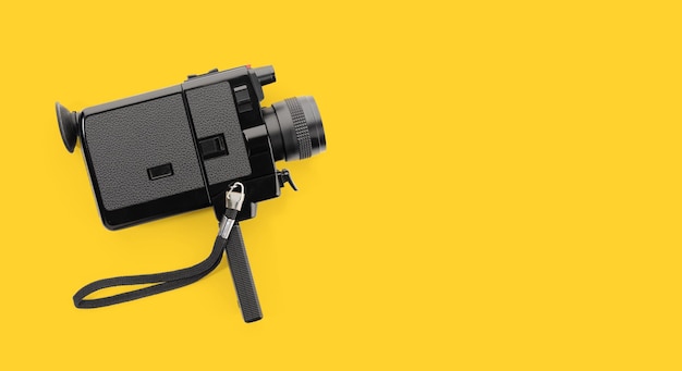 Super 8 Filmkamera auf gelbem Hintergrund isoliert. Platz kopieren