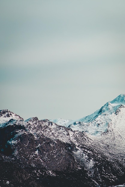 SUPER cerca de una cordillera con nieve en el pico