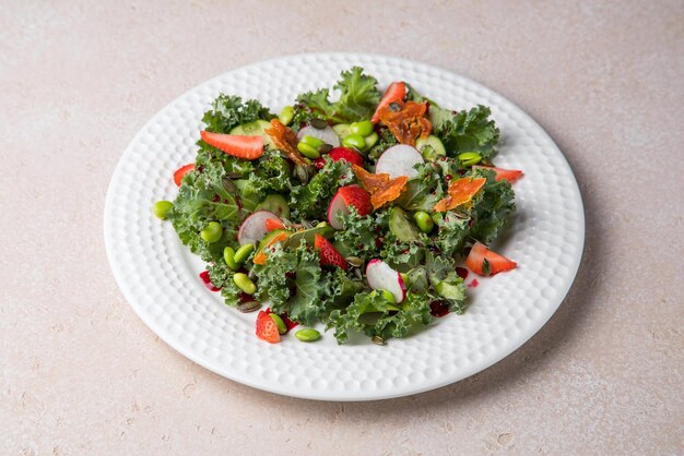 Super comida ensalada y plato blanco comida saludable Ensalada vegetal tomates coloridos