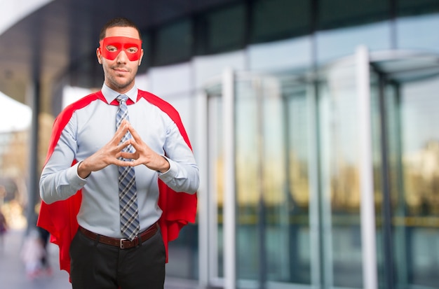 Foto super empresário pensativo fazendo um gesto de concentração