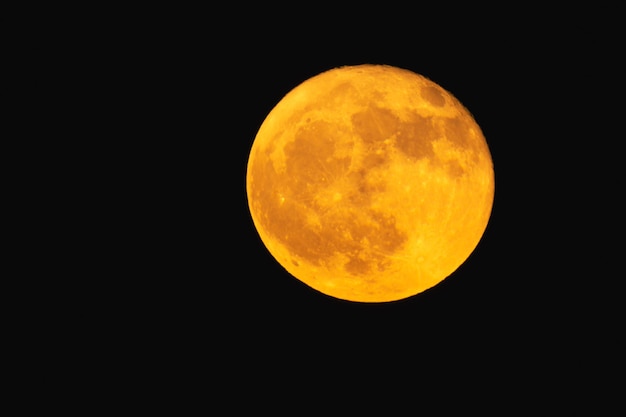 Super-Erdbeermond, rötlicher Vollmond in einer Sommernacht