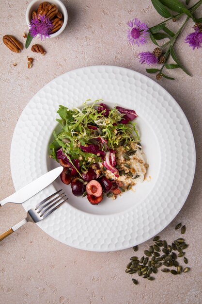 Super Food Salat und weiße Platte gesundes Essen Gemüsesalat bunte Tomaten