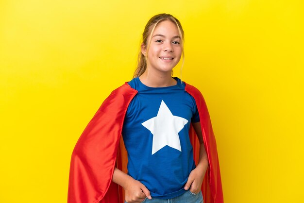 Super Hero kleines Mädchen isoliert auf gelbem Hintergrund lachen