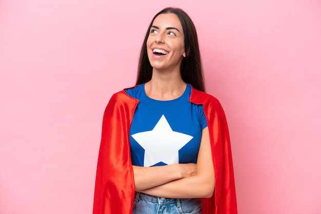 Foto super hero mujer caucásica aislada sobre fondo rosa feliz y sonriente