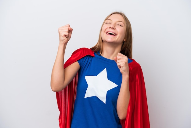 Super Hero mujer rusa aislada sobre fondo blanco celebrando una victoria